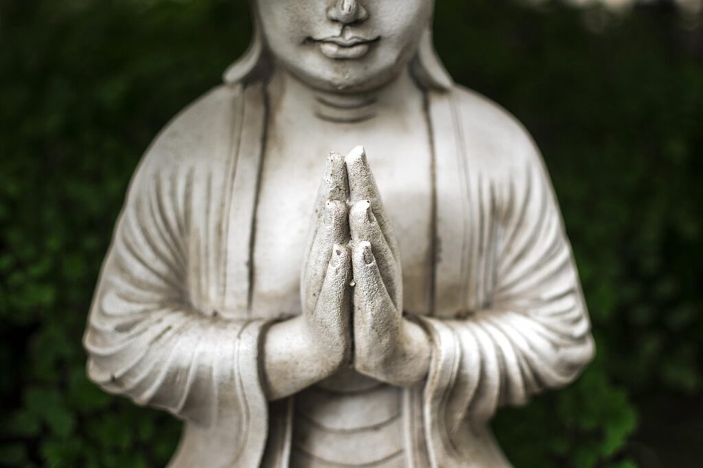 Figura meditando y conectando con su esencia espiritual en plena naturaleza.