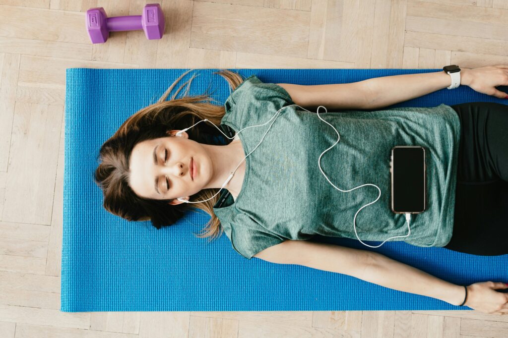 Mujer meditando luego de ejercitarse.