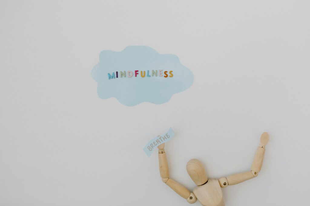 Ilustración de muñeco con una nube con la palabra mindfulness y la palabra respiración.